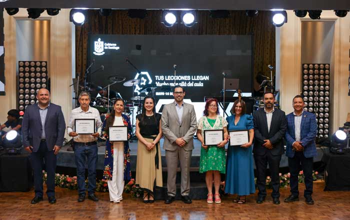 Entregan medalla 'Profesora Julia Garza Almaguer' a maestros en Santiago 1 sfgh