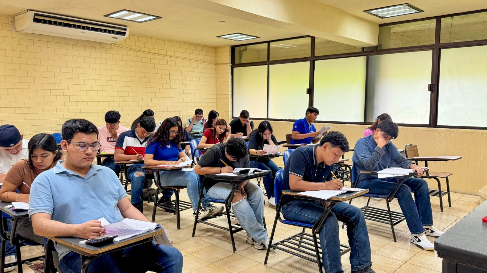 Recibe UAT a miles de jóvenes en examen de admisión EXANI-II 2 uat6