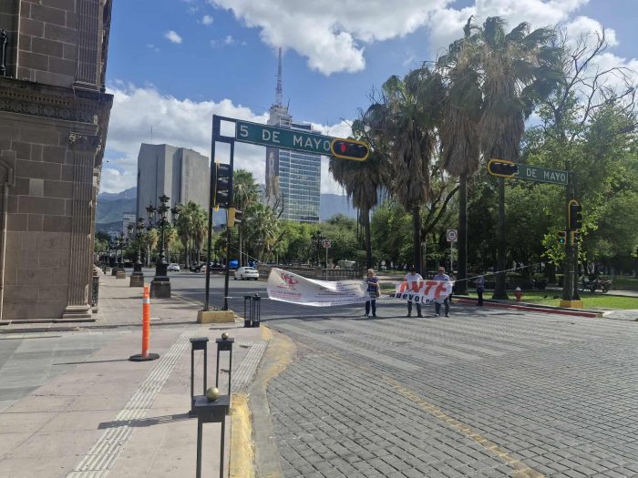 Protestan maestros en Monterrey y bloquean la calle Zaragoza 1 504223293 1243763659933263 312246102061060953 n e1750810566794
