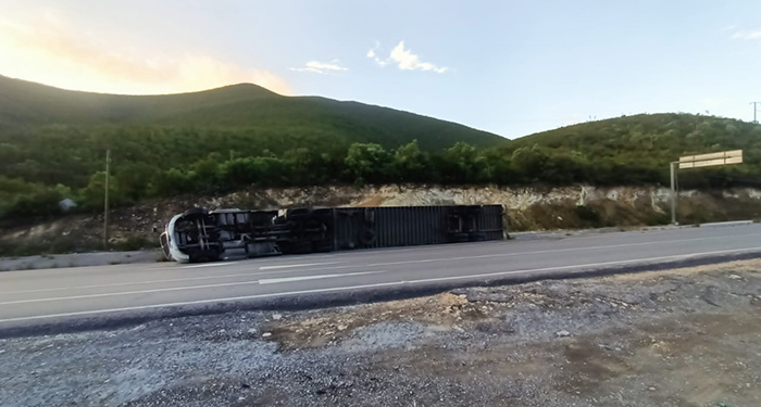 Vuelca tractocamión cargado de jitomate 1 506821694 1426815411787010 2427471579184985497 n