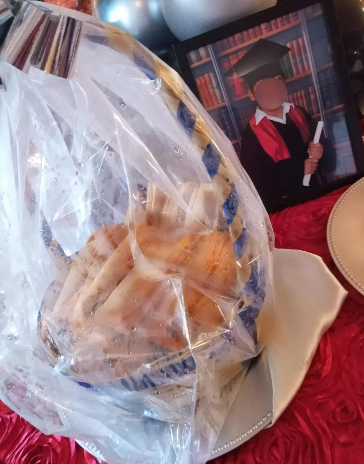 Abuelita se viraliza por regalar tamales a su nieto en su graduación 1 510827862 1353434463452689 2998421323326681379 n 1