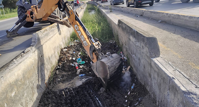 Desazolvan cuadrillas municipales dren del bulevar Oriente 2 6b90ba75 dd93 4c4e a6ad 13b99516c40e