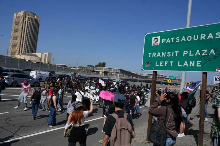 Declaran toque de queda en Los Ángeles por protestas contra redadas migratorias 2 735355 lrjzeyu9h7700
