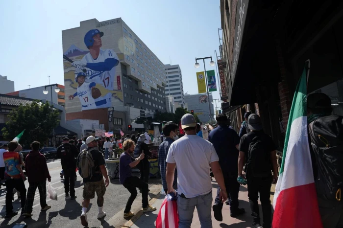 Declaran toque de queda en Los Ángeles por protestas contra redadas migratorias 3 735357 00d4fskaj9700