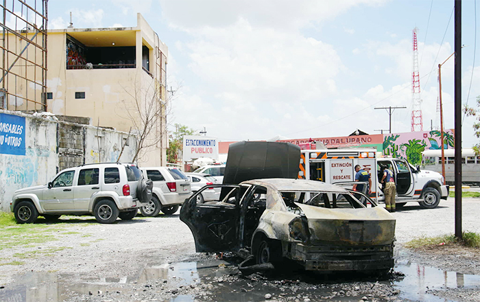 Se incendia vehículo; alcalde de Reynosa apoyará al afectado con beca 1 AUTO 2