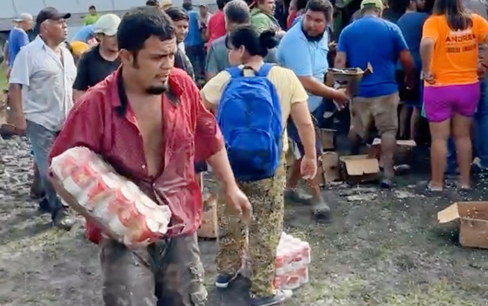 Tráiler con cerveza vuelca en Tamaulipas, ¿qué creen que pasó después? 1 CERVEZA