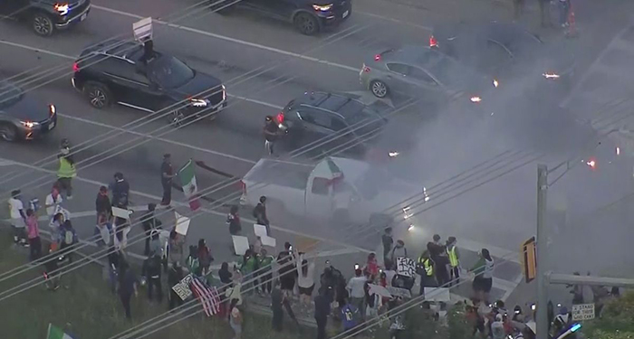 Protestan ahora en Dallas contra redadas migratorias; detienen a dos 2 GtC Xi2XwAA4n0A