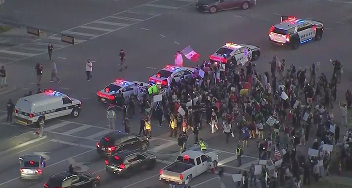 Protestan ahora en Dallas contra redadas migratorias; detienen a dos 1 GtC XrrWEAAyN4