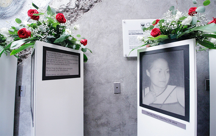 Develan placa conmemorativa a 17 años de tragedia en New's Divine 1 PLACA