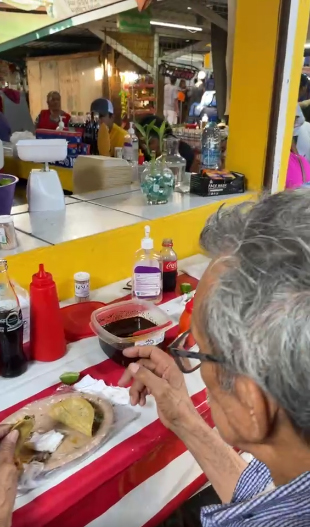 Pulga Jarachina, para comprar y probar taquitos de barbacoa (VIDEO) 2 TACOS