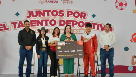 Entrega Carmen Lilia Canturosas beca deportiva a 300 atletas de Nuevo Laredo 2 WhatsApp Image 2025 06 05 at 6.23.12 PM 2700