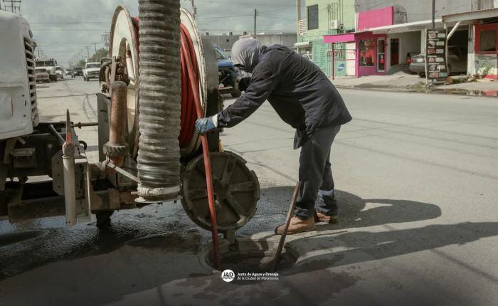 Gobierno municipal realiza labores de limpieza con camión vactor en la colonia El Saucito 1 WhatsApp Image 2025 06 10 at 9.07.33 PM e1749613013420