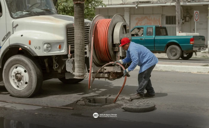 El Gobierno Municipal realiza trabajos de desazolve en Las Granjas y Lucero 1 WhatsApp Image 2025 06 13 at 7.36.45 PM 2700