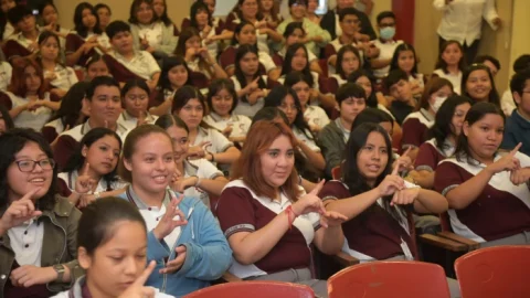 Promueve presidenta del DIF Tampico enseñanza de la lengua de señas 3 WhatsApp Image 2025 06 15 at 6.57.46 PM 1700