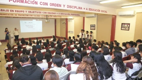 Promueve presidenta del DIF Tampico enseñanza de la lengua de señas 6 WhatsApp Image 2025 06 15 at 6.57.46 PM 5700