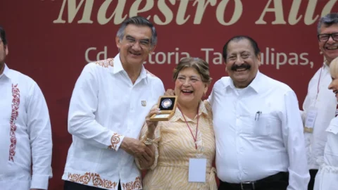Refrenda Américo alianza con maestros; entrega 284 condecoraciones 1 WhatsApp Image 2025 06 16 at 2.56.47 PM700