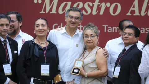 Refrenda Américo alianza con maestros; entrega 284 condecoraciones 2 WhatsApp Image 2025 06 16 at 2.56.48 PM 1700