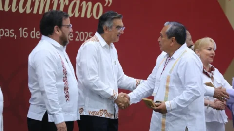 Refrenda Américo alianza con maestros; entrega 284 condecoraciones 3 WhatsApp Image 2025 06 16 at 2.56.48 PM 2700