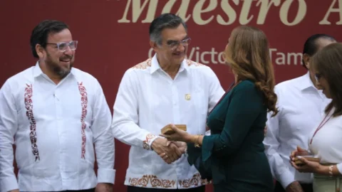 Refrenda Américo alianza con maestros; entrega 284 condecoraciones 5 WhatsApp Image 2025 06 16 at 2.56.48 PM 4700