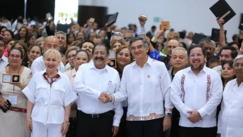 Refrenda Américo alianza con maestros; entrega 284 condecoraciones 6 WhatsApp Image 2025 06 16 at 2.56.48 PM 5700