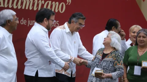 Refrenda Américo alianza con maestros; entrega 284 condecoraciones 9 WhatsApp Image 2025 06 16 at 2.56.48 PM700