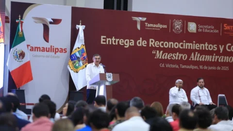 Refrenda Américo alianza con maestros; entrega 284 condecoraciones 13 WhatsApp Image 2025 06 16 at 2.56.49 PM 4700
