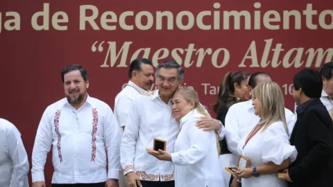 Refrenda Américo alianza con maestros; entrega 284 condecoraciones 19 WhatsApp Image 2025 06 16 at 2.56.49 PM700