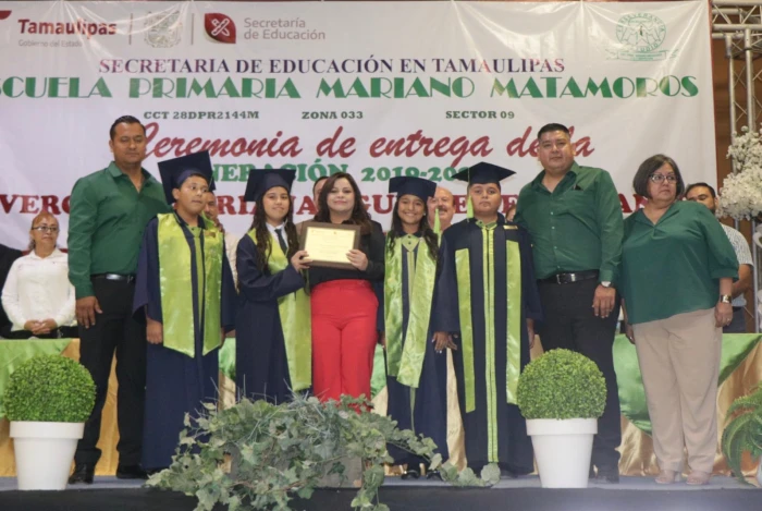 Amadrina Verónica Aguirre a la generación 2019-2025 de la primaria Mariano Matamoros 1 WhatsApp Image 2025 06 18 at 4.48.37 PM 1700