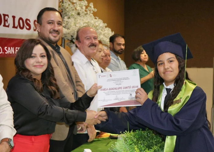Amadrina Verónica Aguirre a la generación 2019-2025 de la primaria Mariano Matamoros 2 WhatsApp Image 2025 06 18 at 4.48.52 PM700