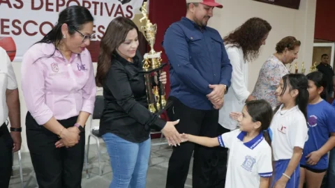 Entrega reconocimientos Verónica Aguirre al deporte local en ligas deportivas escolares 4 WhatsApp Image 2025 06 19 at 3.15.40 PM700