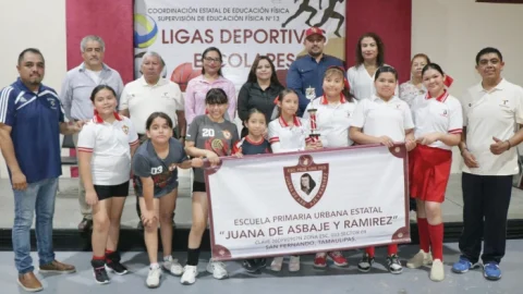 Entrega reconocimientos Verónica Aguirre al deporte local en ligas deportivas escolares 2 WhatsApp Image 2025 06 19 at 3.15.42 PM700