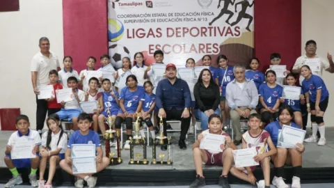 Entrega reconocimientos Verónica Aguirre al deporte local en ligas deportivas escolares 1 WhatsApp Image 2025 06 19 at 3.15.49 PM700