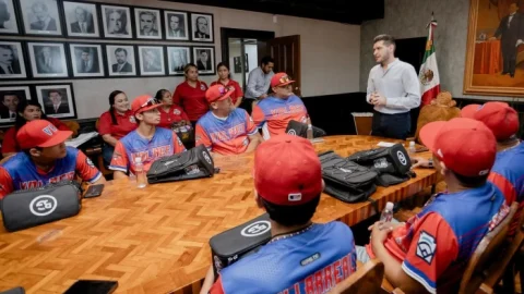 El alcalde, Beto Granados recibe a los campeones de la Liga Pequeña de Béisbol 'Villa del Refugio' 2 WhatsApp Image 2025 06 22 at 2.56.50 PM 2700
