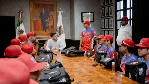 El alcalde, Beto Granados recibe a los campeones de la Liga Pequeña de Béisbol 'Villa del Refugio' 3 WhatsApp Image 2025 06 22 at 2.56.50 PM 4700