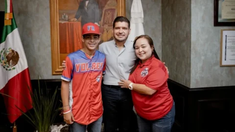 El alcalde, Beto Granados recibe a los campeones de la Liga Pequeña de Béisbol 'Villa del Refugio' 4 WhatsApp Image 2025 06 22 at 2.56.50 PM700