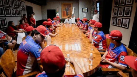 El alcalde, Beto Granados recibe a los campeones de la Liga Pequeña de Béisbol 'Villa del Refugio' 5 WhatsApp Image 2025 06 22 at 2.56.51 PM700
