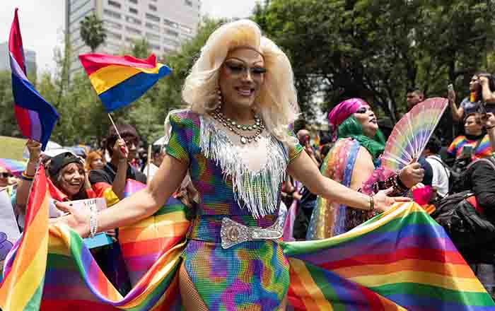 Marcha LGBTTTIQ+ 2025; dan abrazos gratis 4 cinco