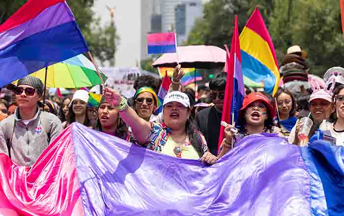 Marcha LGBTTTIQ+ 2025; dan abrazos gratis 3 cuatro