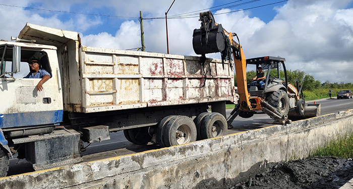 Desazolvan cuadrillas municipales dren del bulevar Oriente 1 d0f34809 faa8 44d1 9f50 154b218171cd