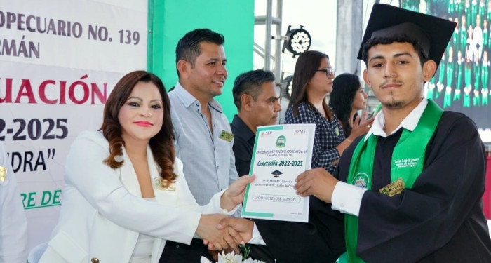 Generación 2022–2025 del CBTA 139 se gradúa con respaldo de su madrina de honor, Verónica Aguirre 2 e32f8aa1 c2e0 4583 a3eb 8ec4b4a345aa