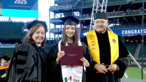Obtienen estudiantes de UANL doble titulación en Seattle 7 graduacion city univercity negocios 1700
