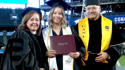 Obtienen estudiantes de UANL doble titulación en Seattle 13 graduacion city univercity negocios 7700