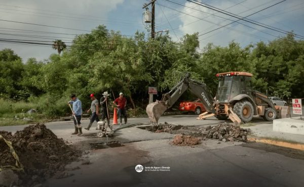 Gobierno municipal atiende fuga de agua en la zona Centro 1 matamoros2 e1749258426801