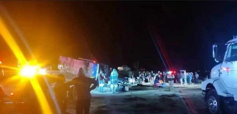 Vuelca camión con 21 personas en Santiago 1 santiago2 e1749365712595