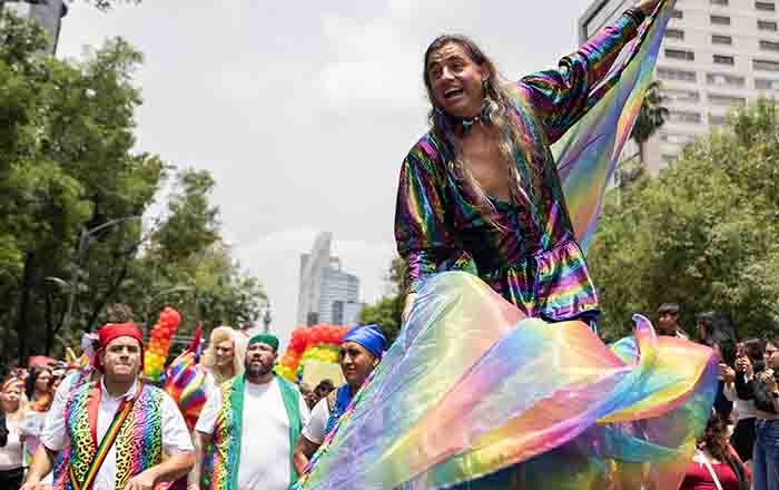 Marcha LGBTTTIQ+ 2025; dan abrazos gratis 6 siete