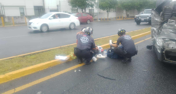Auto se vuelca en Lázaro Cárdenas; hay complicaciones viales 2 512613851 712766178283331 6430402978127371043 n