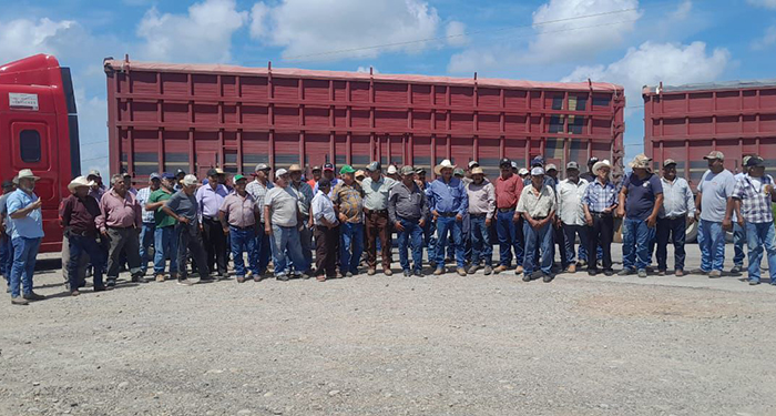 Mantienen campesinos bloqueos carreteros; provocan pérdidas 1 513899541 1051751070269754 5725765887748721615 n