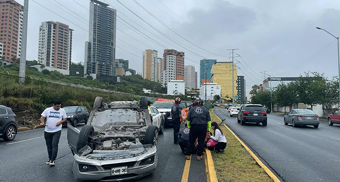 Auto se vuelca en Lázaro Cárdenas; hay complicaciones viales 1 515315872 1761450291196263 8141250608401817146 n