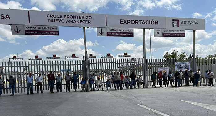 Campesinos bloquean puente Reynosa-Pharr; entre caos, transportistas exigen apertura 1 516095403 4179874685628684 3092491584467769669 n