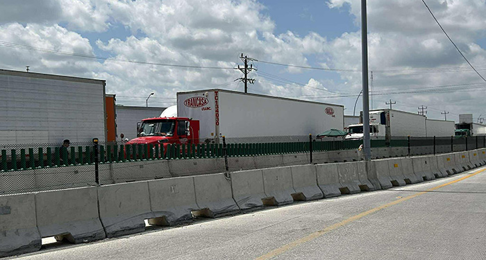 Campesinos bloquean puente Reynosa-Pharr; entre caos, transportistas exigen apertura 2 516545767 1106363198217887 3562991290877526080 n